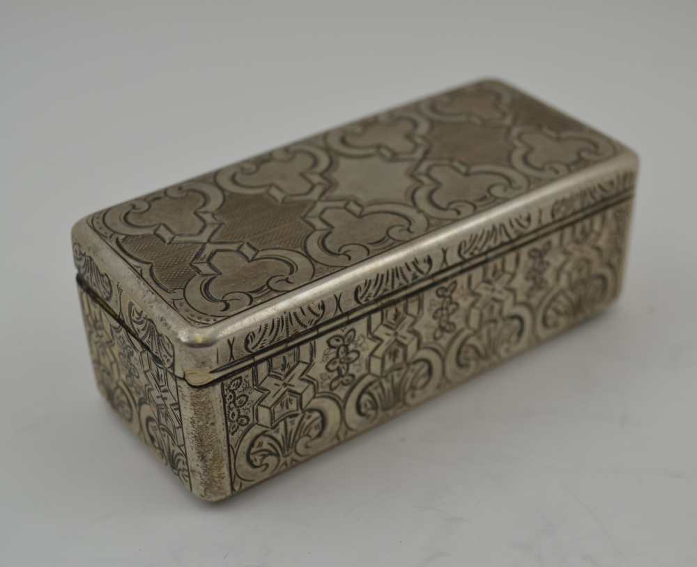 A 19TH CENTURY AUSTRO-HUNGARIAN SILVER SNUFF BOX, stylised, engraved and engine turned decoration, - Bild 4 aus 6