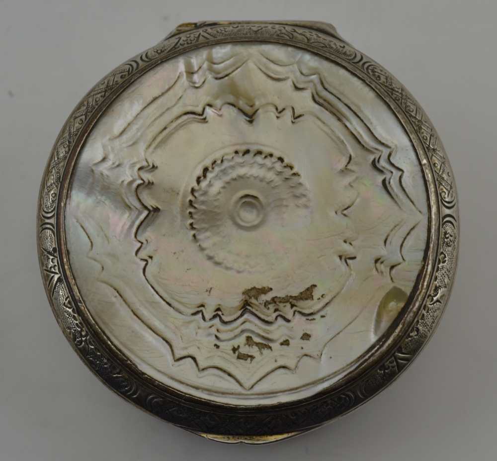 AN 18TH CENTURY CONTINENTAL WHITE METAL CIRCULAR SNUFF BOX, the hinged cover inlaid with a floral - Image 2 of 7