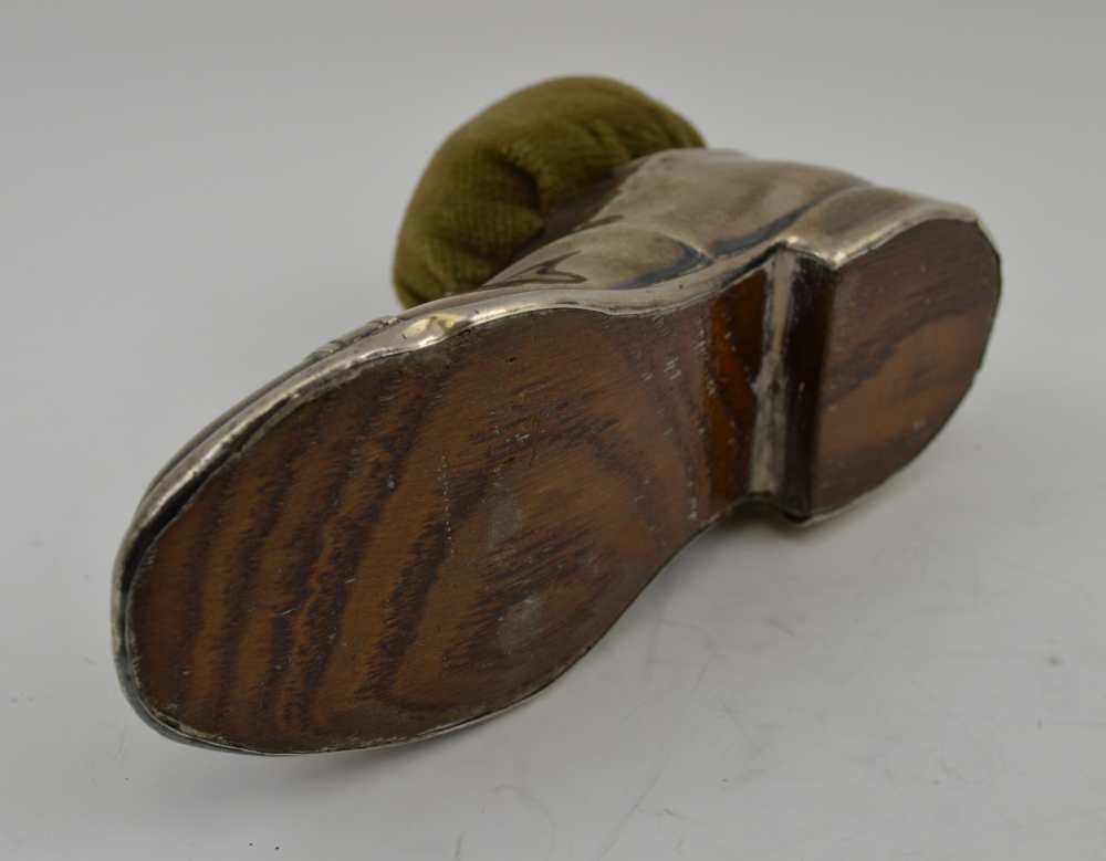 AN EARLY 20TH CENTURY SILVER PIN CUSHION, in the form of a cocked hat, Chester 1910, 10cm x 3.5cm, - Image 6 of 6