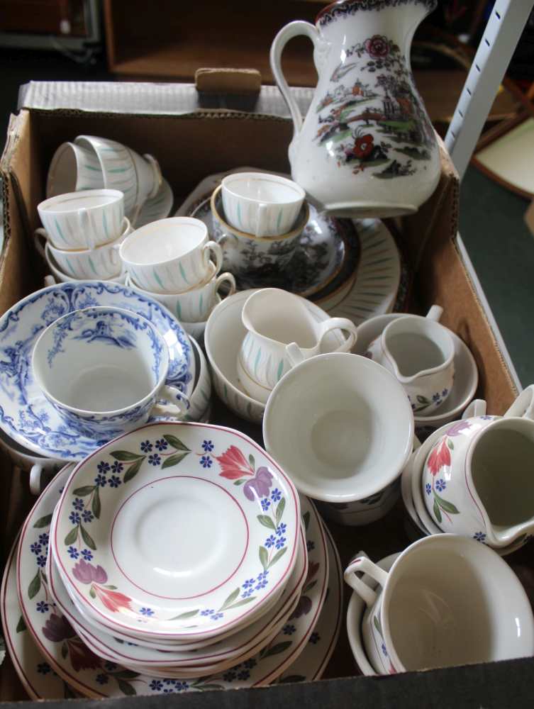 A BOX CONTAINING A SELECTION OF POTTERY & PORCELAIN TEAWARES