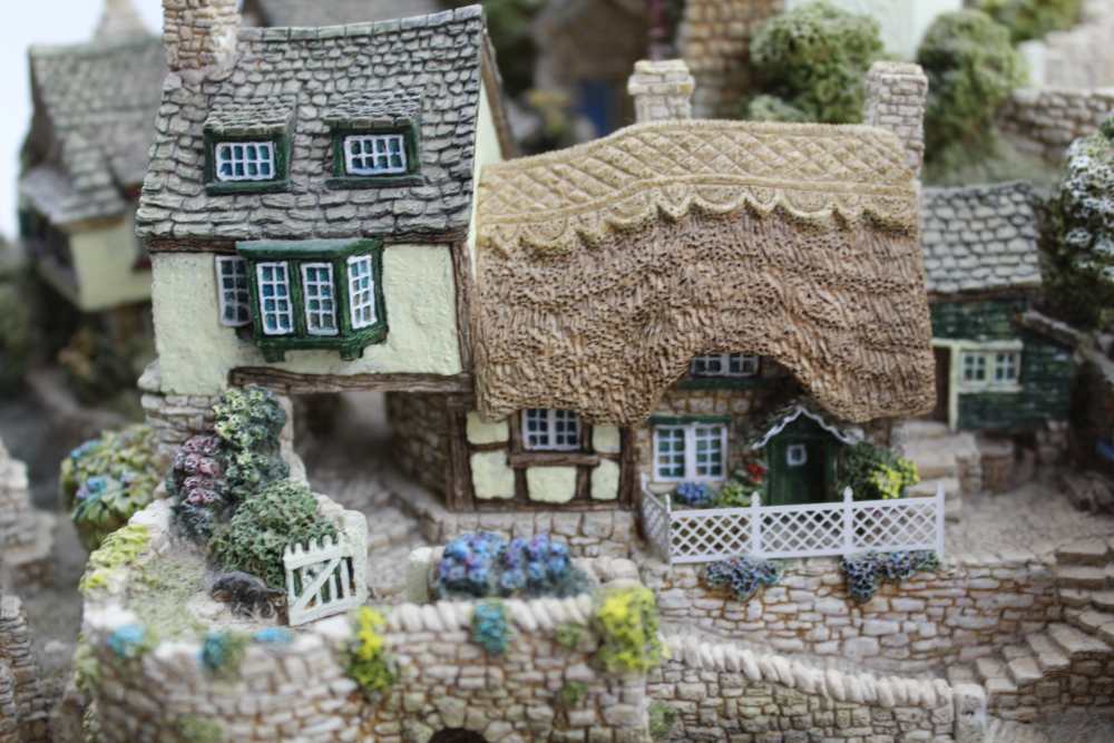 A "LILLIPUT LANE" LIMITED EDITION (3000) "Out of the Storm", cast and painted resin coastal - Image 3 of 4