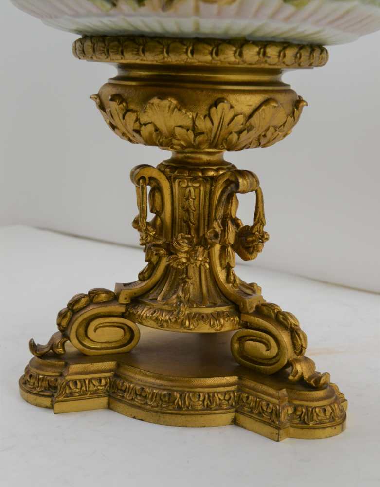 A CONTINENTAL CERAMIC BOWL upon a gilt brass base, the bowl with applied flowers, hand painted and - Image 3 of 5