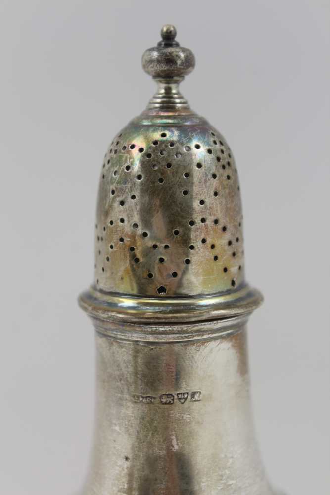 A GEORGIAN DESIGN SILVER SUGAR CASTER, of baluster form, Chester 1912, 15cm high, together with A - Image 5 of 6