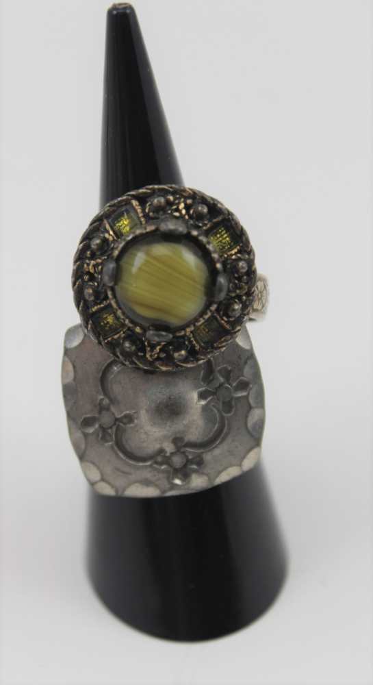 A QUANTITY OF FINGER RINGS, many silver, of varying designs, some enamel inlaid, some stone set, - Image 7 of 9