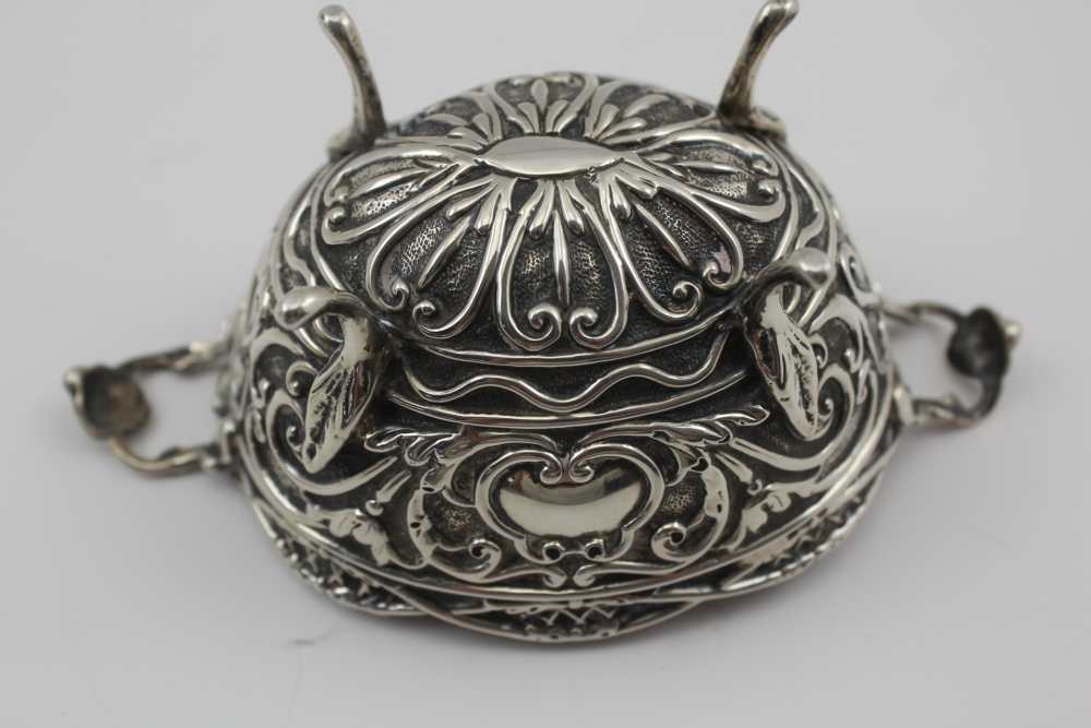 HENRY MATTHEWS A VICTORIAN SILVER SWEETMEAT DISH, of twin handle design, repousse decoration, - Image 3 of 6