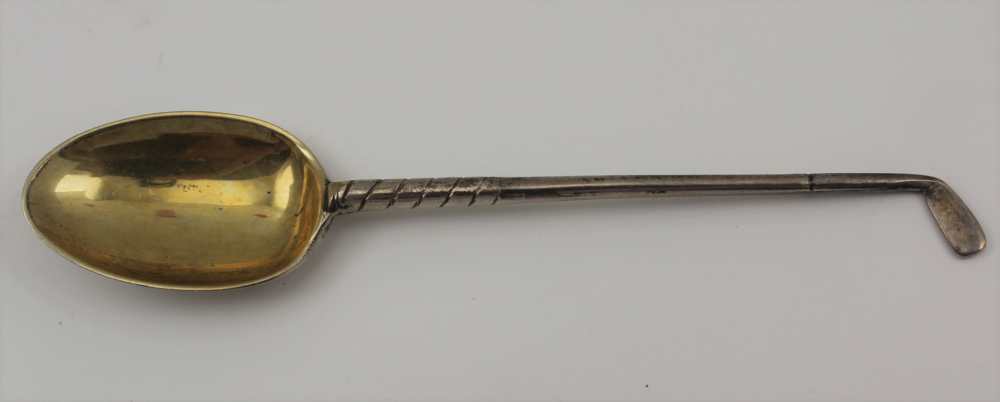 WALKER AND HALL A SET OF SIX SILVER GOLFING INTEREST COFFEE SPOONS, each handle having crossed - Image 2 of 5