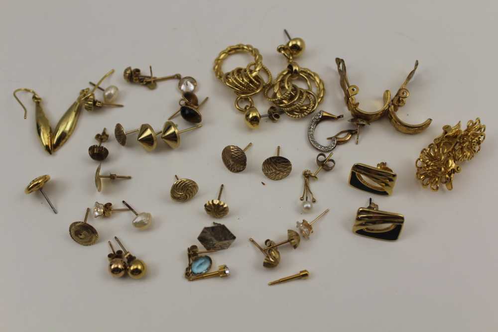 A QUANTITY OF COSTUME AND YELLOW METAL EARRINGS, some marked for 9ct gold, gross weight;31g