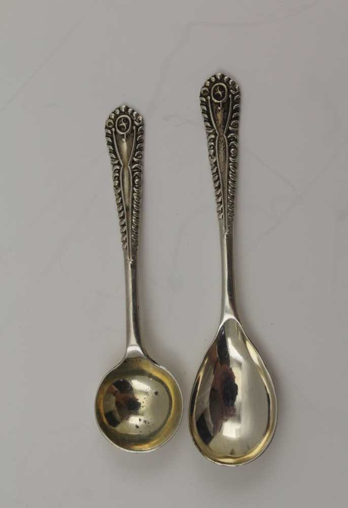 J.B. CHATTERLEY & SONS LTD A GEORGIAN DESIGN SILVER CONDIMENT SET, comprising; pepper pot, lidded - Image 4 of 6