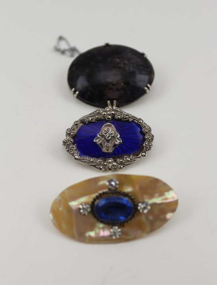 A QUANTITY OF SILVER JEWELLERY, to include; chains, a Victorian brooch set polished Blue John panel, - Image 2 of 3