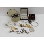 A QUANTITY OF SILVER & COSTUME JEWELLERY, to include; snake ring, chains pendants, a "Guess"