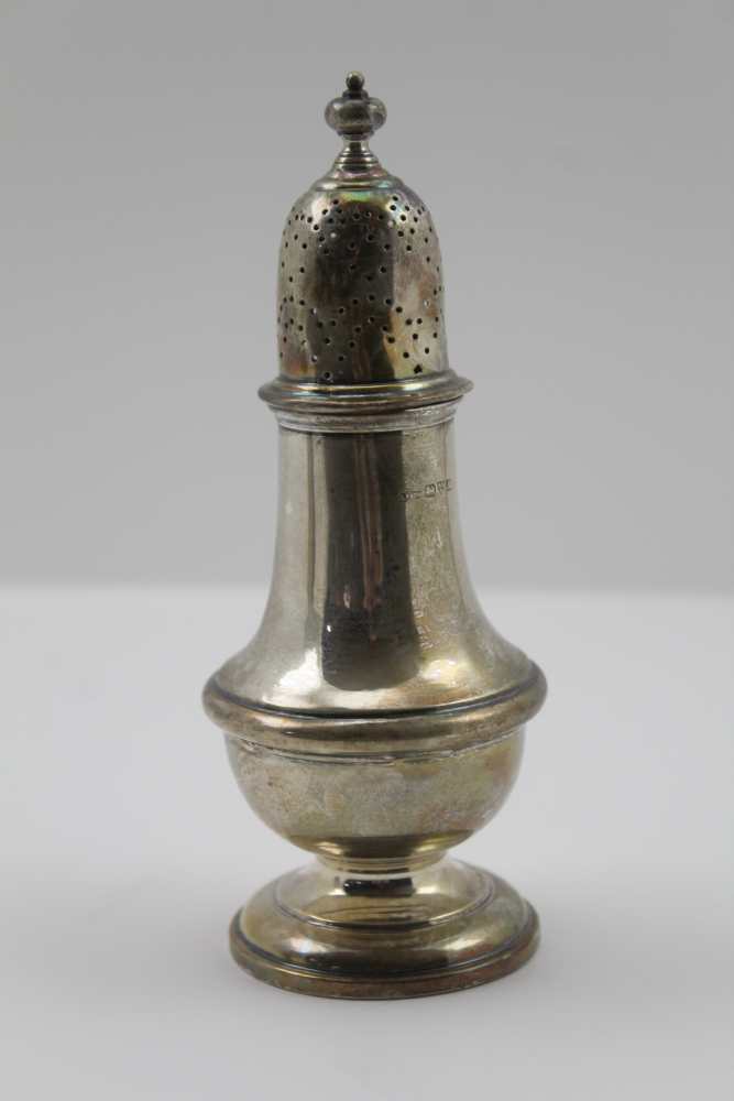 A GEORGIAN DESIGN SILVER SUGAR CASTER, of baluster form, Chester 1912, 15cm high, together with A - Image 4 of 6