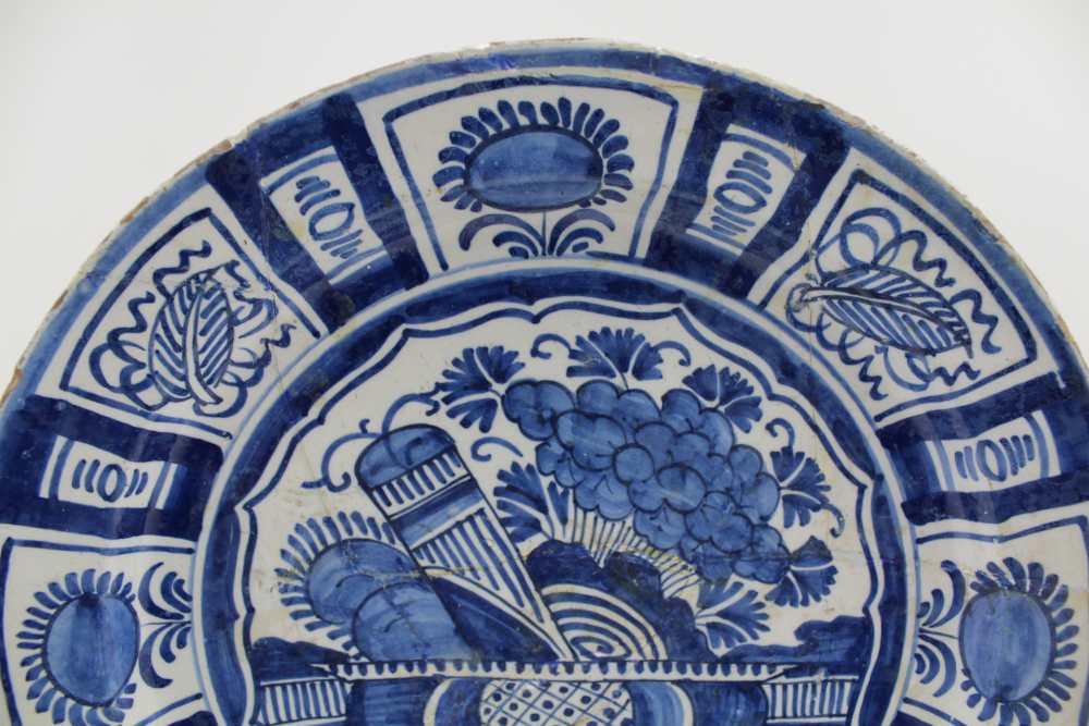 AN 18TH CENTURY DELFT TIN GLAZED EARTHENWARE PLATE, hand-painted cobalt blue decoration, 30cm - Image 2 of 4