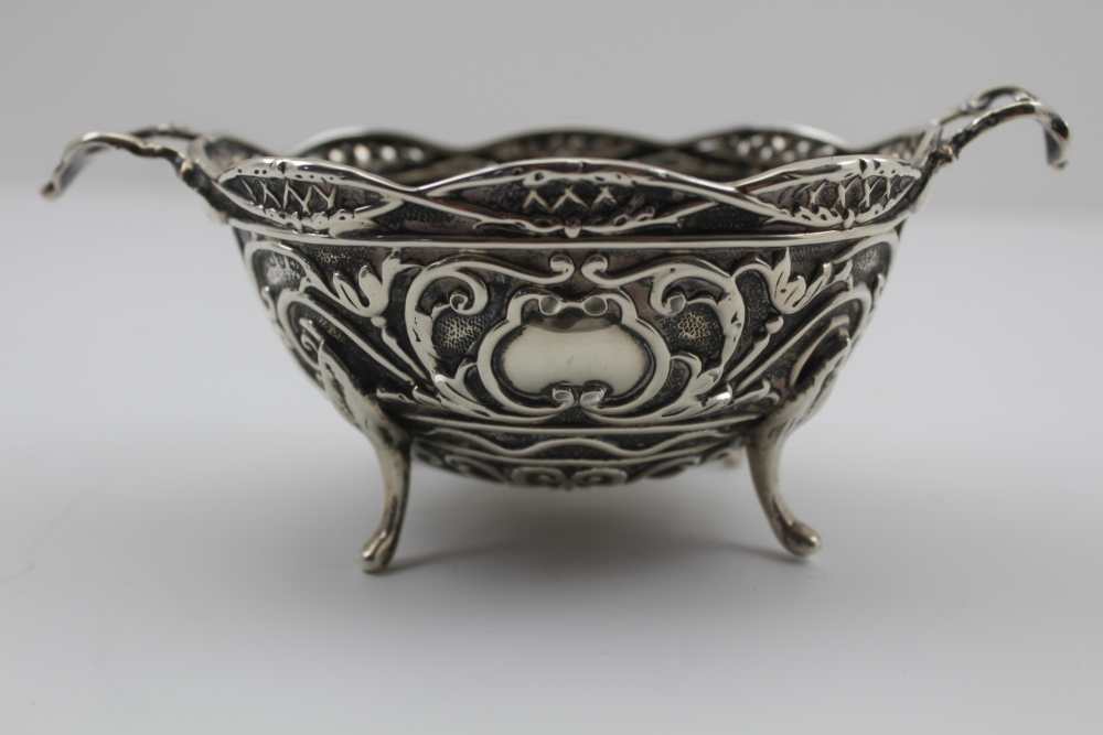 HENRY MATTHEWS A VICTORIAN SILVER SWEETMEAT DISH, of twin handle design, repousse decoration, - Image 2 of 6