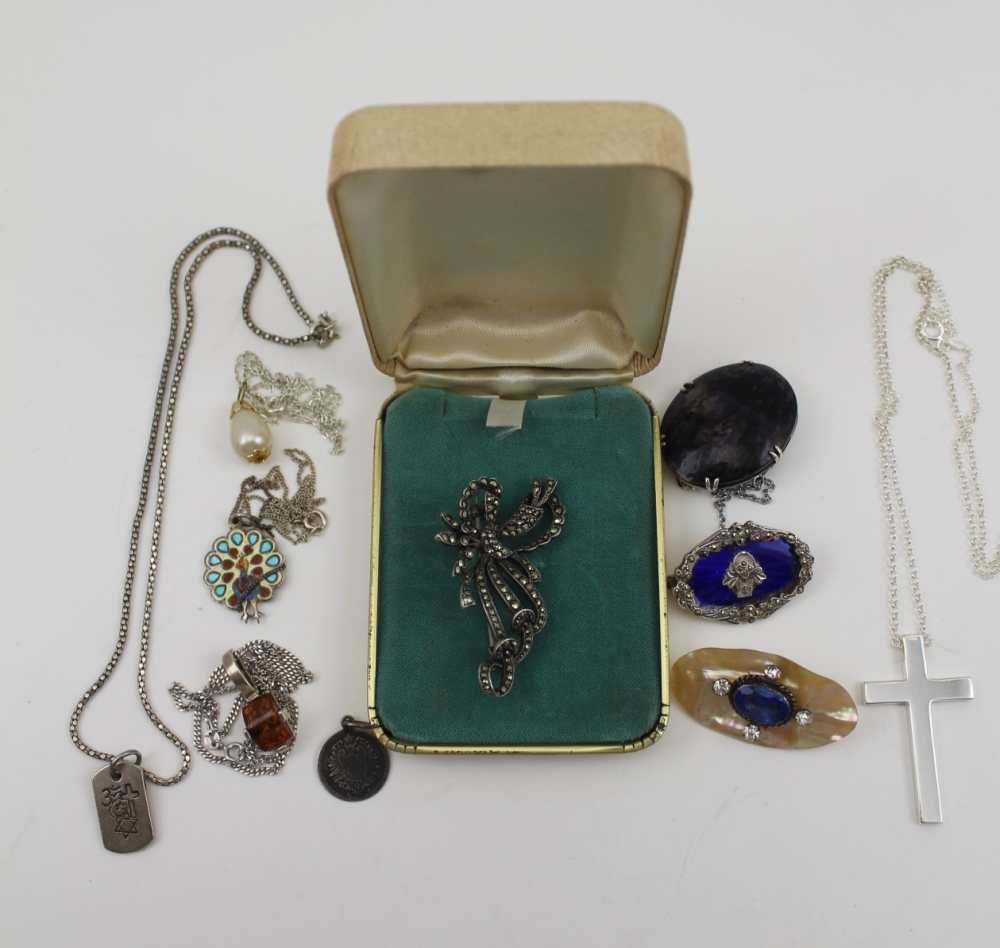 A QUANTITY OF SILVER JEWELLERY, to include; chains, a Victorian brooch set polished Blue John panel,