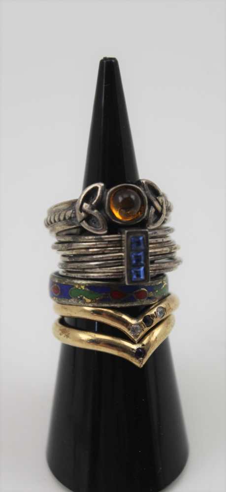 A QUANTITY OF FINGER RINGS, many silver, of varying designs, some enamel inlaid, some stone set, - Image 5 of 9