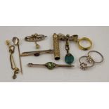 A QUANTITY OF GOLD, YELLOW METAL AND COSTUME ITEMS, to include; brooches, rings etc.