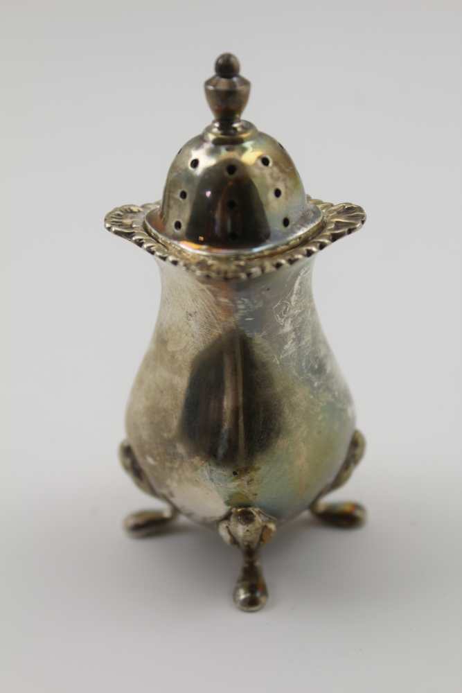 J.B. CHATTERLEY & SONS LTD A GEORGIAN DESIGN SILVER CONDIMENT SET, comprising; pepper pot, lidded - Image 5 of 6