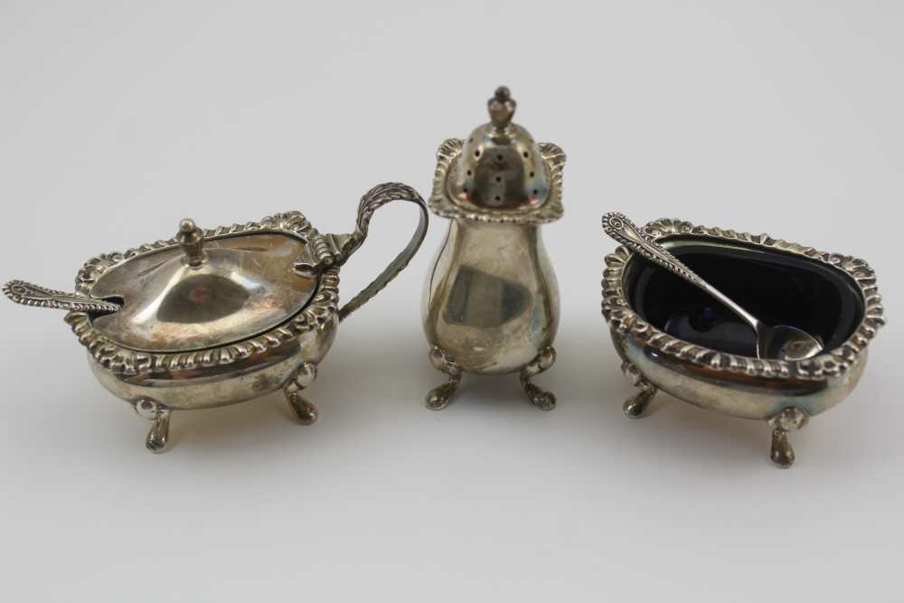 J.B. CHATTERLEY & SONS LTD A GEORGIAN DESIGN SILVER CONDIMENT SET, comprising; pepper pot, lidded