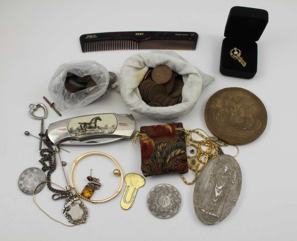 A COLLECTION OF MISCELLANEOUS WARES, to include; coins, costume jewellery, a 9ct gold pendant,