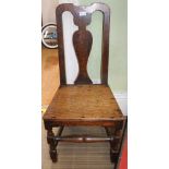 AN EARLY 19TH CENTURY OAK & ELM CHAIR, having vase shaped slat back and solid seat. turned and