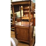 AN EARLY 20TH CENTURY MAHOGANY FINISHED TWIN FLAP TOPPED BEDSIDE UNIT, having box base single