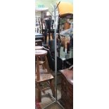 A FREE-STANDING METAL COAT STAND