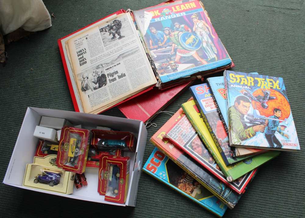 A SHOE BOX CONTAINING NUMEROUS COLLECTOR'S DIE-CAST VEHICLES together with children's annuals and