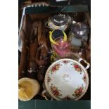 A BOX CONTAINING A SELECTION OF DOMESTIC & COLLECTABLE ITEMS to include; carved African figurines,