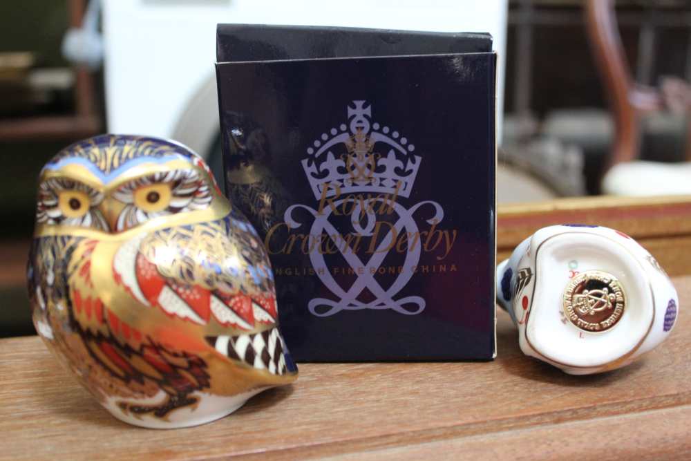 A PAIR OF CONTINENTAL PORCELAIN FIGURINES together with a boxed Royal Crown Derby owl paperweight, a - Image 3 of 3