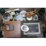 A BOX CONTAINING A GOOD SELECTION OF DOMESTIC COLLECTABLES VARIOUS to include; pair of small