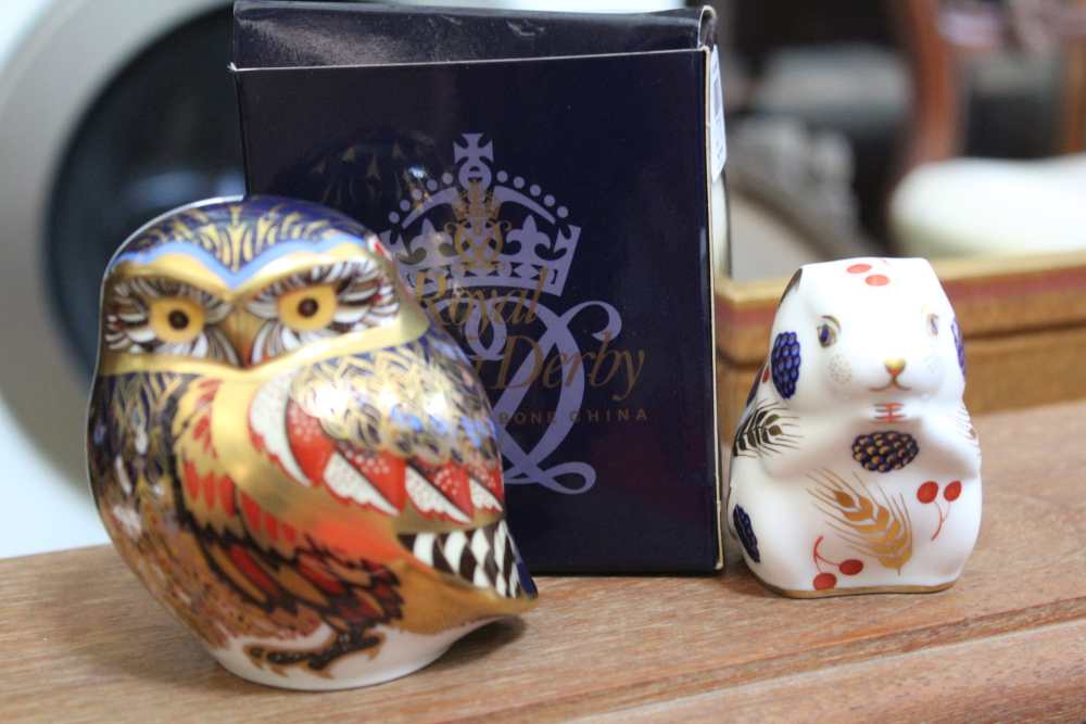 A PAIR OF CONTINENTAL PORCELAIN FIGURINES together with a boxed Royal Crown Derby owl paperweight, a - Image 2 of 3