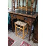 A LATE 19TH CENTURY ART NOUVEAU DESIGN SIDE TABLE/DESK with skiver insert top over single full width