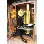 AN EARLY 20TH CENTURY MAHOGANY CASED BRASS MICROSCOPE