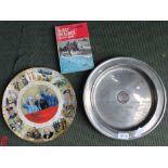 A PORCELAIN 60TH ANNIVERSARY OF VE DAY PLATE together with a limited edition pewter 40th anniversary