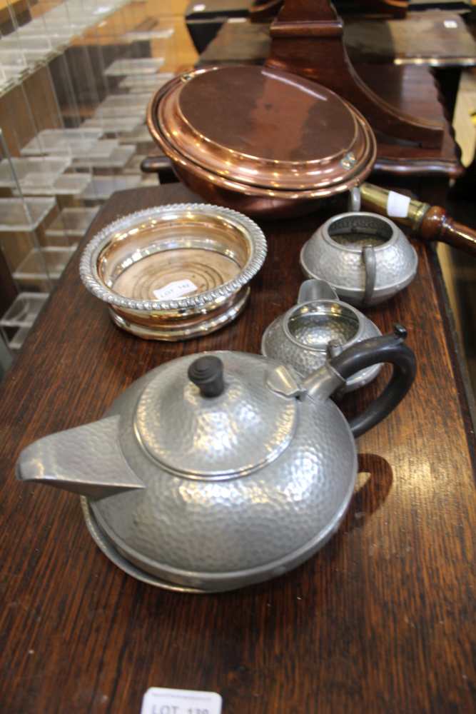 A SMALL SELECTION OF DOMESTIC METALWARES various