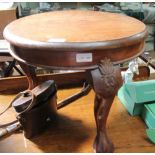 A WELL MADE MAHOGANY CIRCULAR TOPPED COFFEE TABLE on three cabriole legs, with claw & ball feet