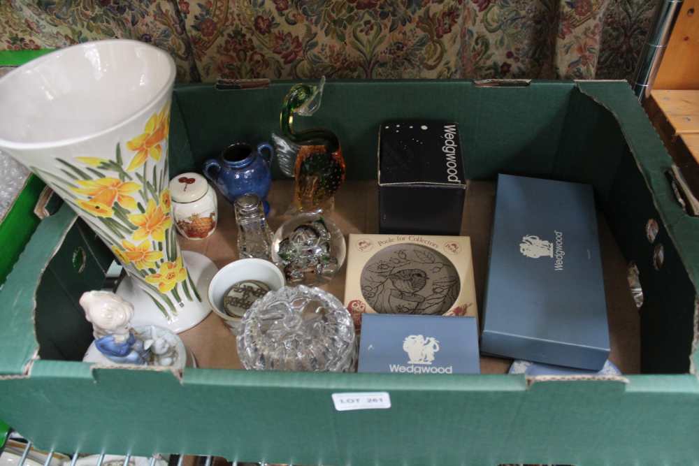 A BOX CONTAINING A SELECTION OF DOMESTIC POTTERY AND GLASSWARE to include boxed Wedgwood