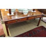 A GOOD QUALITY REPRODUCTION MAHOGANY FINISHED LARGE SIZED COFFEE TABLE fitted with two pairs of