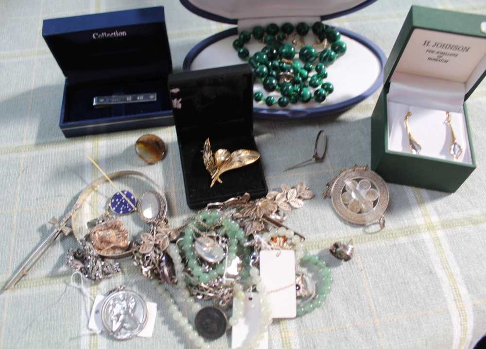 A BOX CONTAINING A SELECTION OF JEWELLERY AND ASSOCIATED ITEMS to include many silver examples