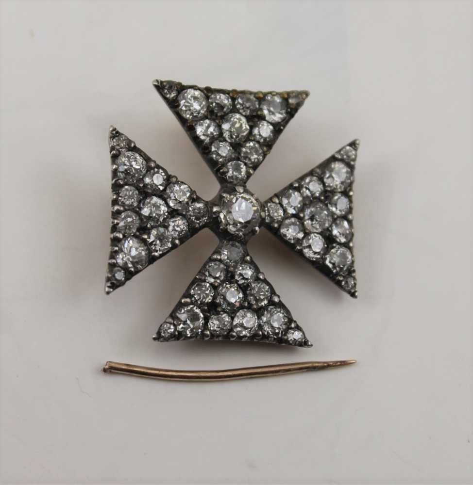 A DIAMOND MOUNTED MALTESE CROSS BROOCH, yellow metal back, (pin detached), 2.5cm square, gross