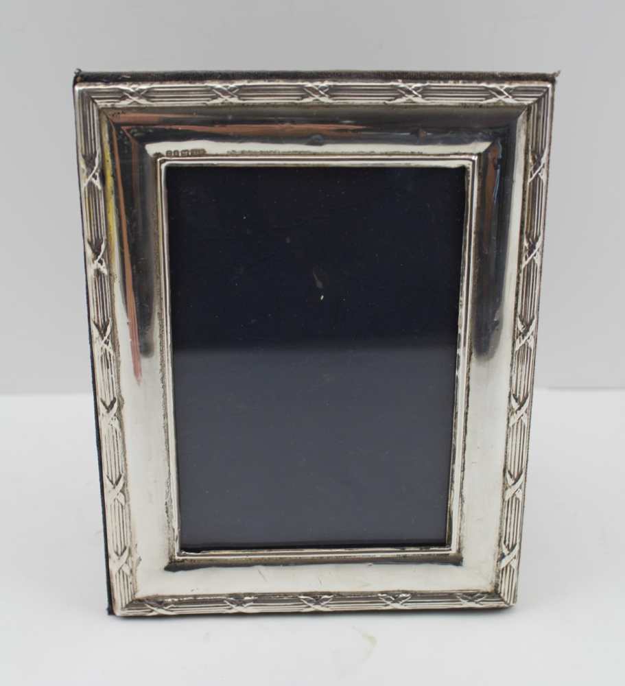 A LATE 20TH CENTURY SILVER PHOTOGRAPH FRAME having bound reeded border, easel back, London assay,