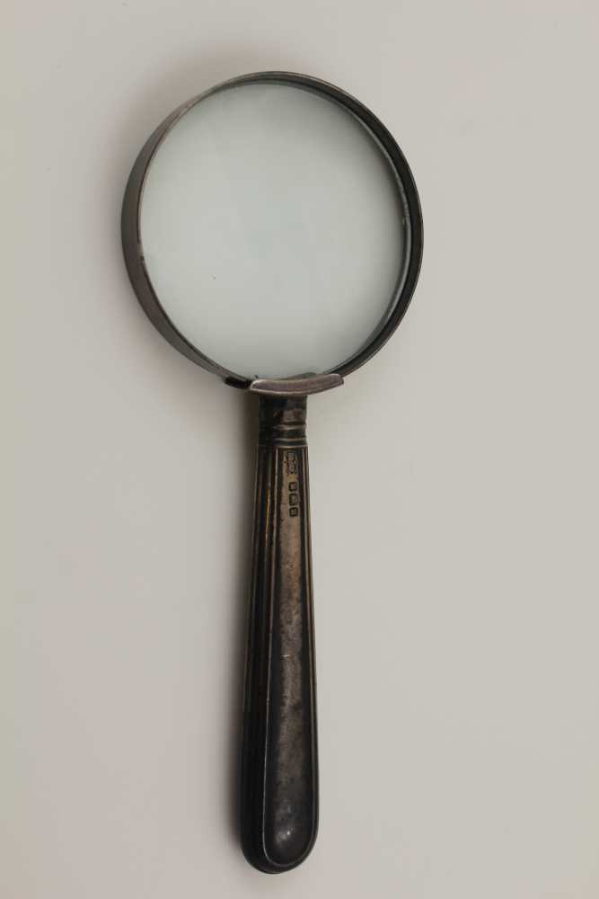 A SILVER-HANDLED MAGNIFYING GLASS, a SILVER NOTE CLIP (cased), a SILVER BOOKMARK (cased) and a - Image 5 of 6