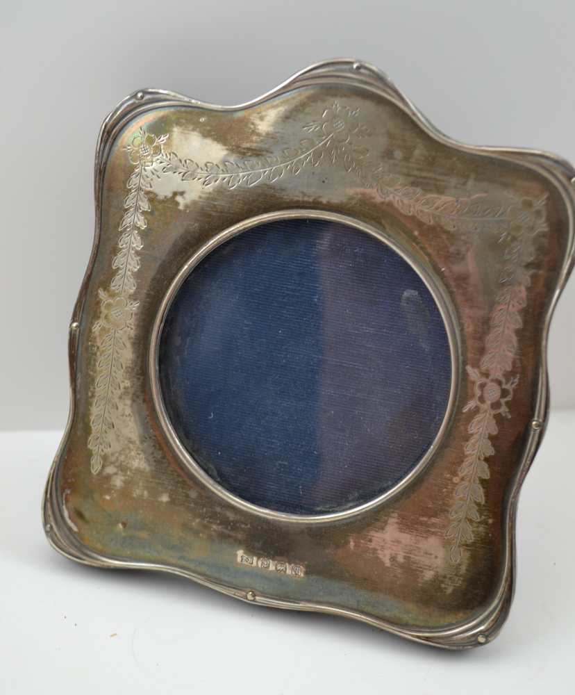 THOMAS BISHTON A SILVER MOUNTED EASEL PHOTOGRAPH FRAME, the shaped mount with engraved swag - Image 5 of 6