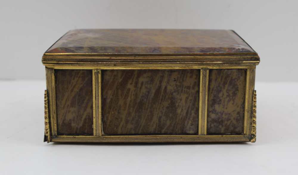 AN EARLY 20TH CENTURY POLISHED STONE TABLE CASKET, gilt metal frame and mounts, 14cm x 9.5cm x 6.5cm - Image 2 of 5