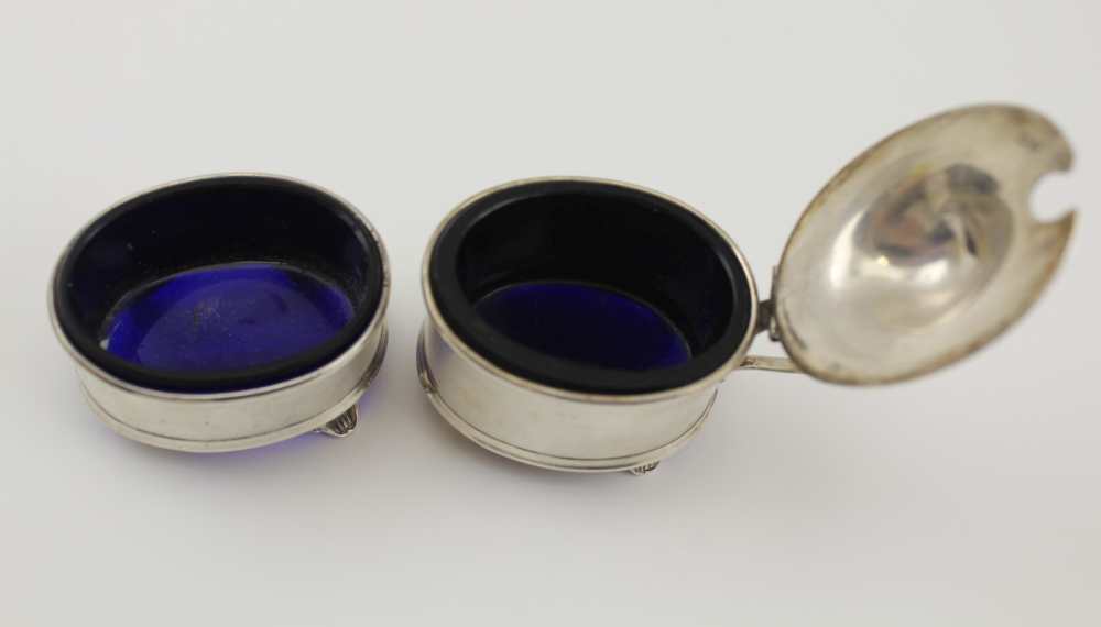 ADIE BROTHERS A GEORGIAN DESIGN LIDDED SILVER MUSTARD POT AND MATCHING SALT, of plain oval form, - Image 2 of 3