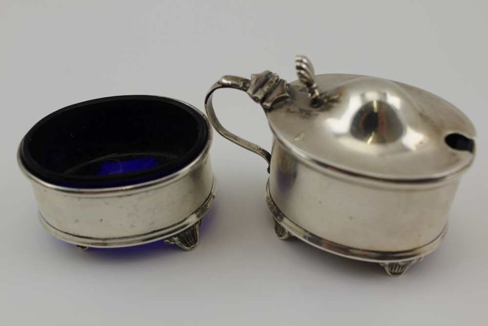 ADIE BROTHERS A GEORGIAN DESIGN LIDDED SILVER MUSTARD POT AND MATCHING SALT, of plain oval form,