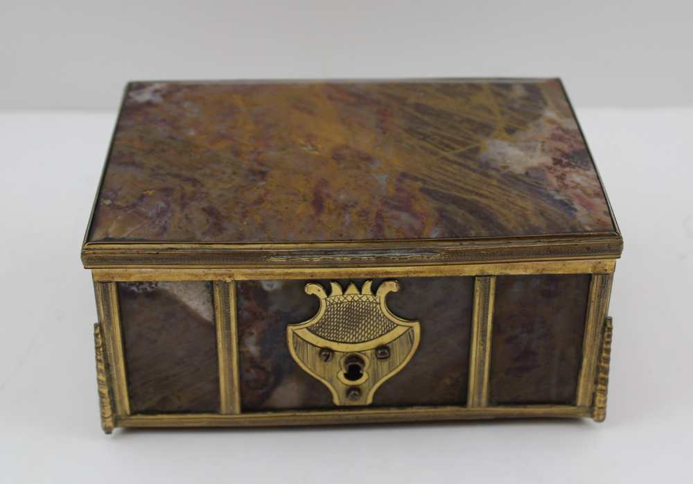 AN EARLY 20TH CENTURY POLISHED STONE TABLE CASKET, gilt metal frame and mounts, 14cm x 9.5cm x 6.5cm