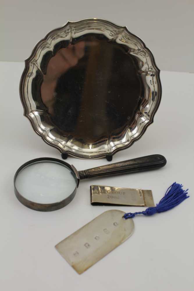 A SILVER-HANDLED MAGNIFYING GLASS, a SILVER NOTE CLIP (cased), a SILVER BOOKMARK (cased) and a - Image 2 of 6