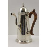 WAKELEY & WHEELER AN EDWARDIAN SILVER COFFEE POT of Georgian design, having domed hinged cover, side