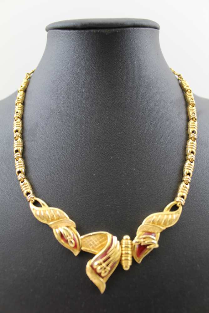 AN INDIAN GOLD NECKLACE of hinged scroll form, with red enamel detail, on a graduated fancy link - Image 2 of 3